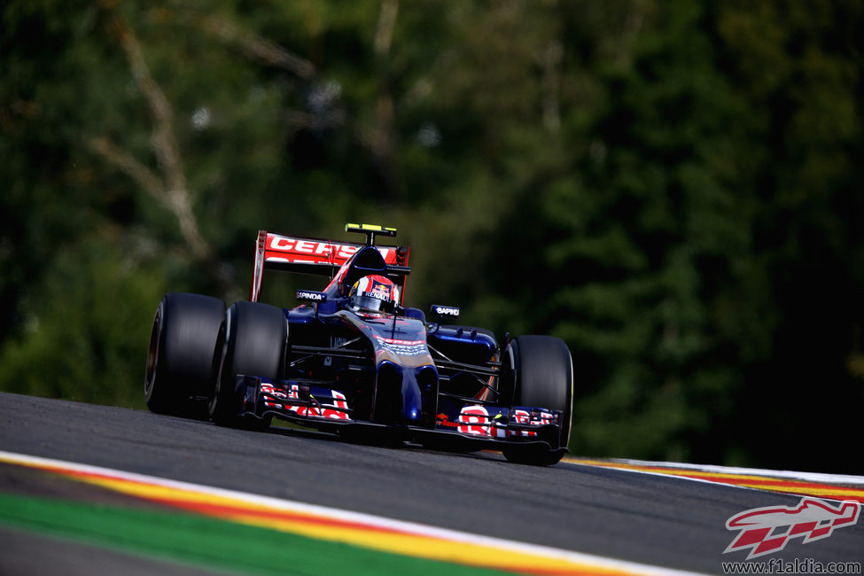 El STR9 de Daniil Kvyat avanza en el circuito de Spa