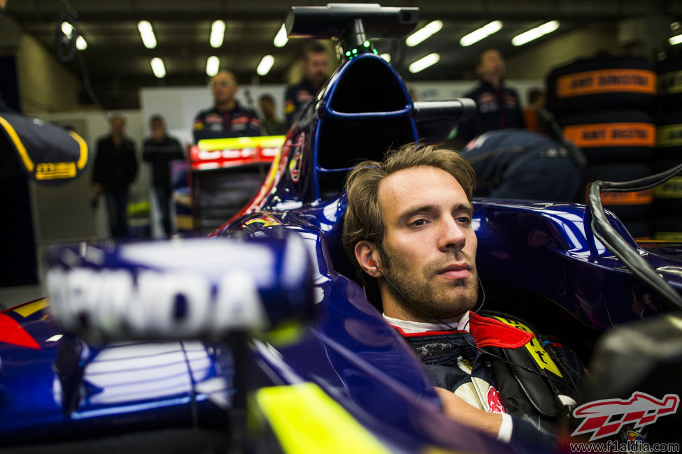 Jean-Eric Vergne se prepara para salir al asfalto