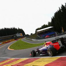 Daniel Ricciardo afronta Eau Rouge