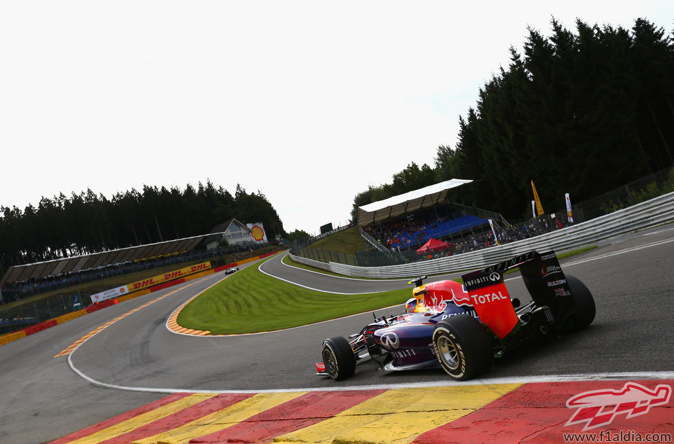 Daniel Ricciardo afronta Eau Rouge