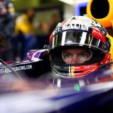 Sebastian Vettel se prepara para salir de boxes