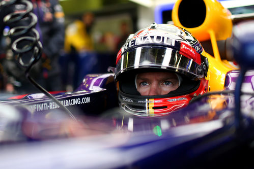 Sebastian Vettel se prepara para salir de boxes