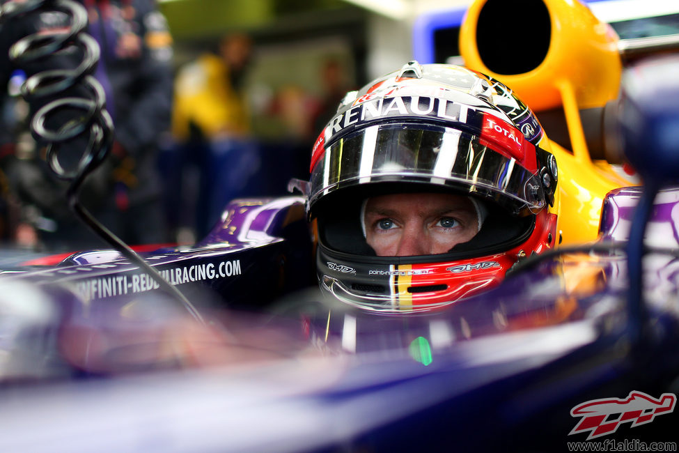 Sebastian Vettel se prepara para salir de boxes