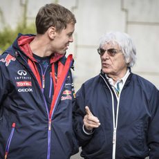 Sebastian Vettel charla con Bernie Ecclestone