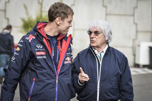 Sebastian Vettel charla con Bernie Ecclestone