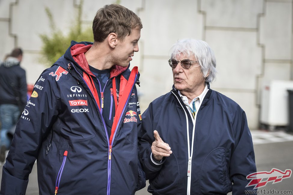 Sebastian Vettel charla con Bernie Ecclestone