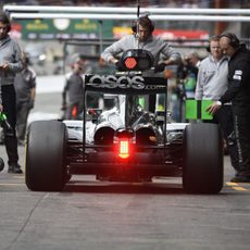 Nico Rosberg llega a boxes tras una serie de vueltas