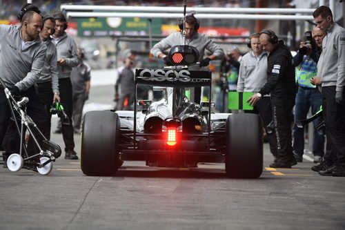 Nico Rosberg llega a boxes tras una serie de vueltas