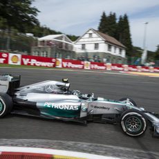 Nico Rosberg acabó el día a seis décimas de su compañero