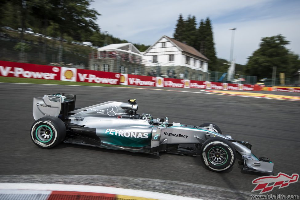 Nico Rosberg acabó el día a seis décimas de su compañero