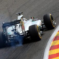 El coche de Lewis Hamilton roza en la pista de Spa