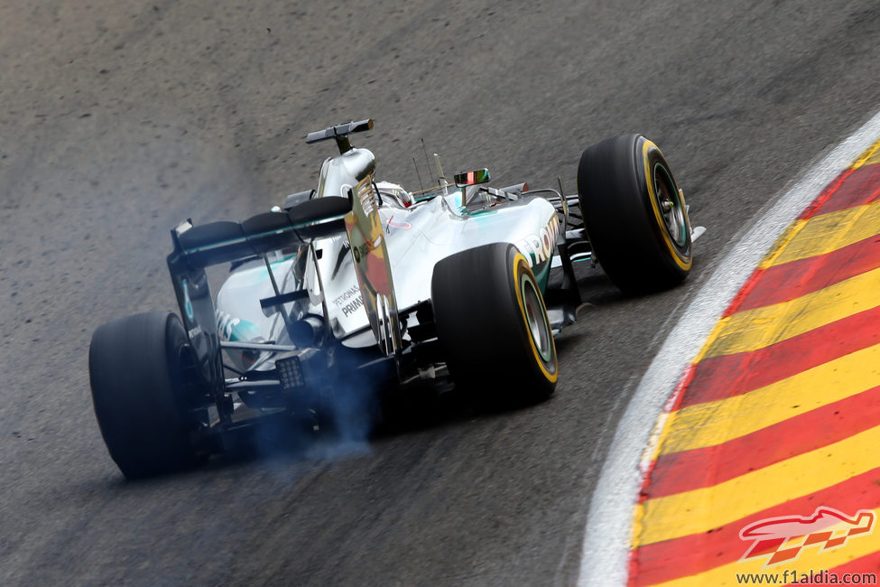 El coche de Lewis Hamilton roza en la pista de Spa