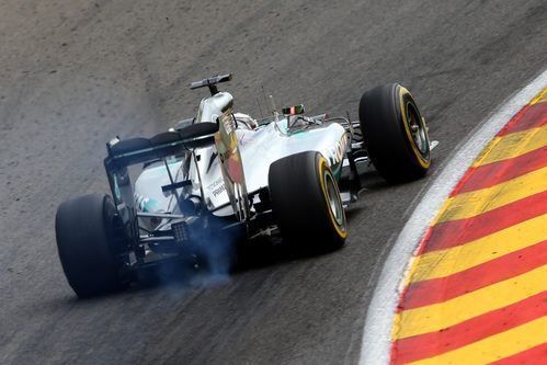 El coche de Lewis Hamilton roza en la pista de Spa