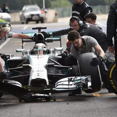 Lewis Hamilton para y cambia el compuesto