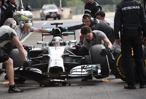 Lewis Hamilton para y cambia el compuesto