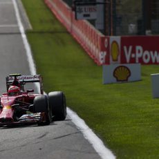 El F14-T de Kimi Räikkönen avanza en las Ardenas