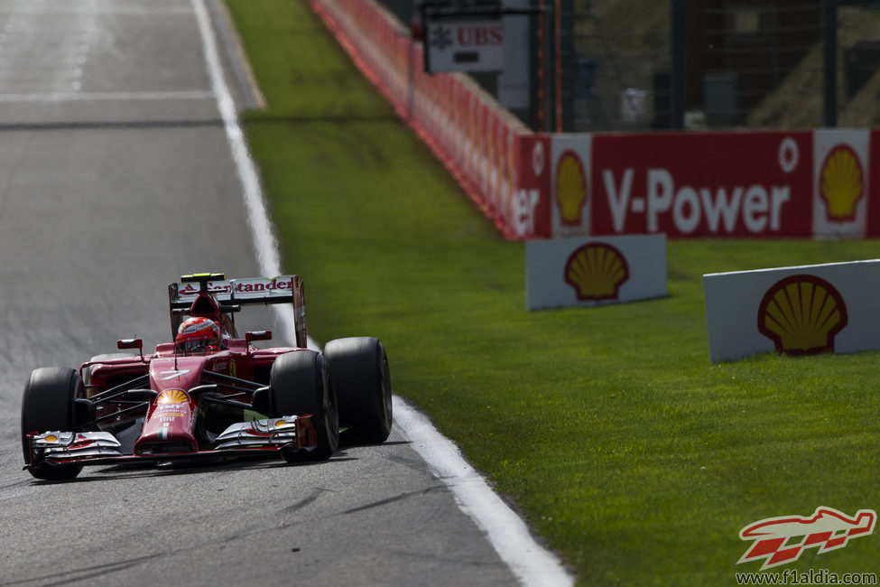 El F14-T de Kimi Räikkönen avanza en las Ardenas