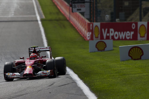 El F14-T de Kimi Räikkönen avanza en las Ardenas