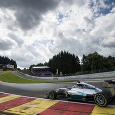 Lewis Hamilton afronta Eau Rouge bajo el cielo nublado