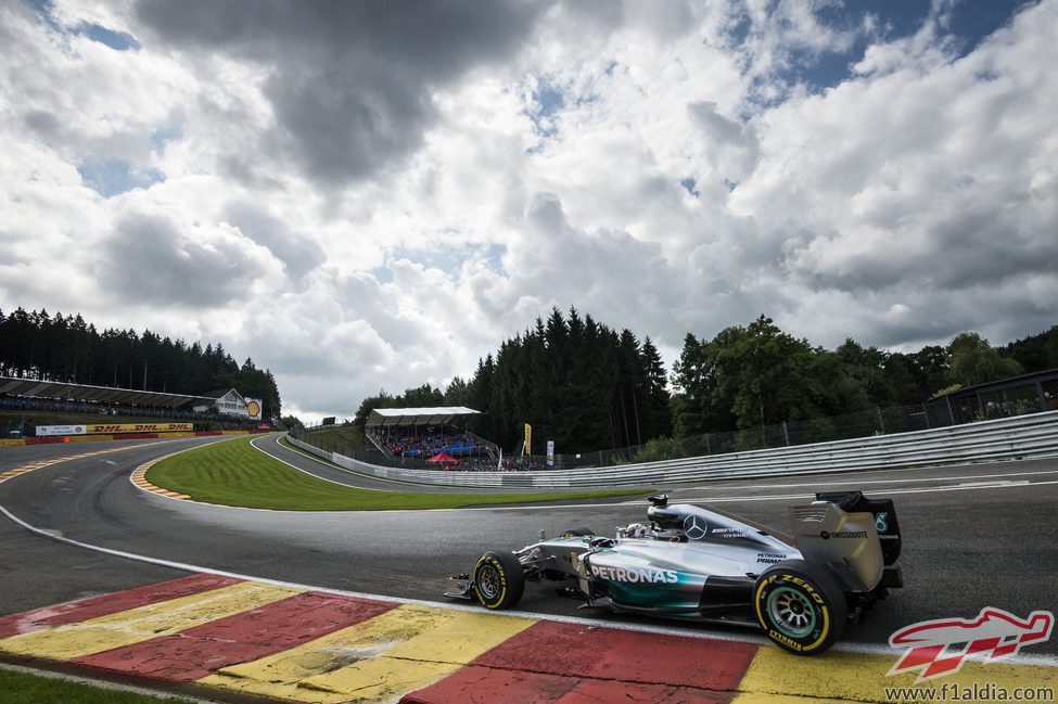 Lewis Hamilton afronta Eau Rouge bajo el cielo nublado