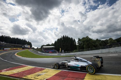 Lewis Hamilton afronta Eau Rouge bajo el cielo nublado