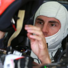 Adrian Sutil se pone el casco para disputar la sesión del viernes