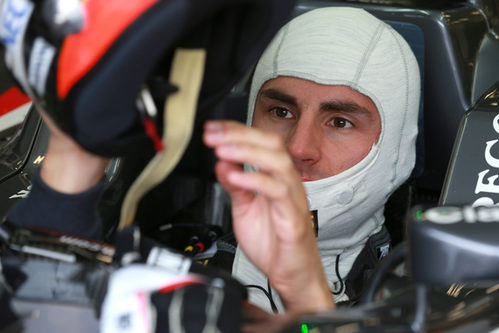 Adrian Sutil se pone el casco para disputar la sesión del viernes