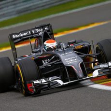 Adrian Sutil encara la chicane