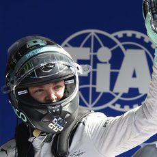 Nico Rosberg saluda tras lograr la pole