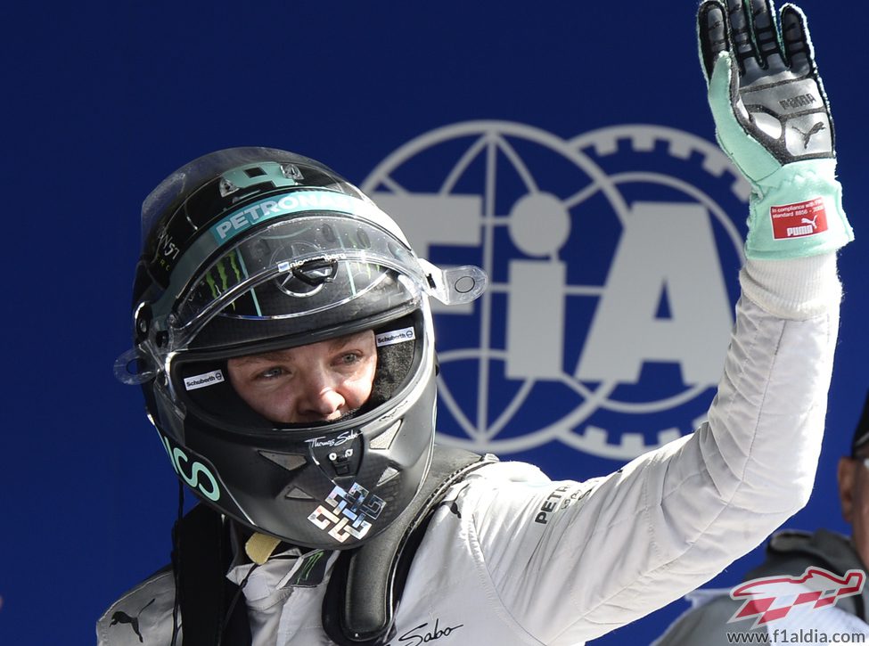 Nico Rosberg saluda tras lograr la pole