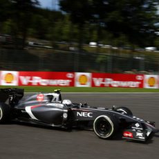 Giedo Van Der Garde cogiendo sensaciones con el coche