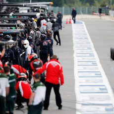 Jules Bianchi sale de boxes para la sesión de libres 1