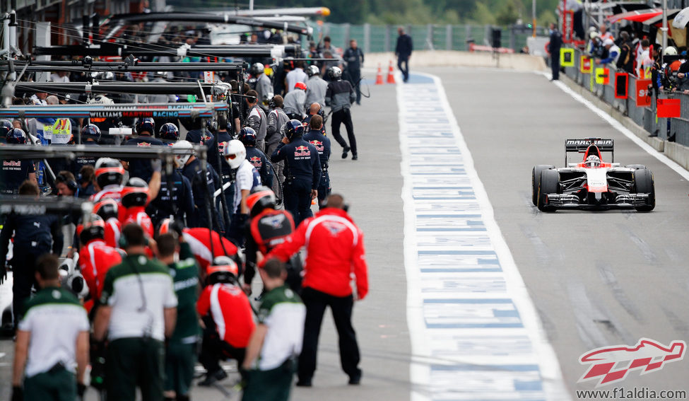 Jules Bianchi sale de boxes para la sesión de libres 1