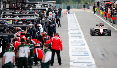 Jules Bianchi sale de boxes para la sesión de libres 1