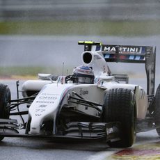 Valtteri Bottas rueda en mojado durante la clasificación