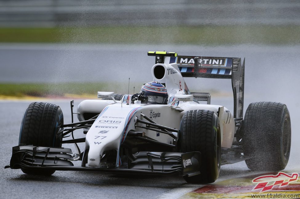 Valtteri Bottas rueda en mojado durante la clasificación