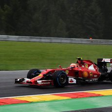 Kimi Räikkönen rueda con los neumáticos de lluvia extrema