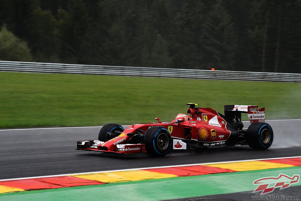 Kimi Räikkönen rueda con los neumáticos de lluvia extrema