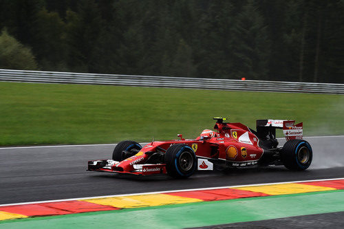 Kimi Räikkönen rueda con los neumáticos de lluvia extrema