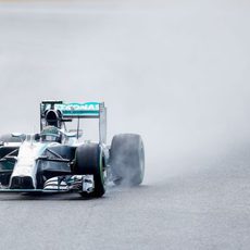 Nico Rosberg levanta mucha agua en el trazado belga