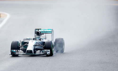 Nico Rosberg levanta mucha agua en el trazado belga