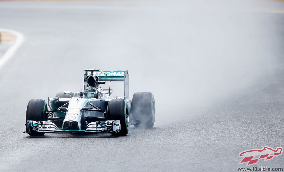 Nico Rosberg levanta mucha agua en el trazado belga