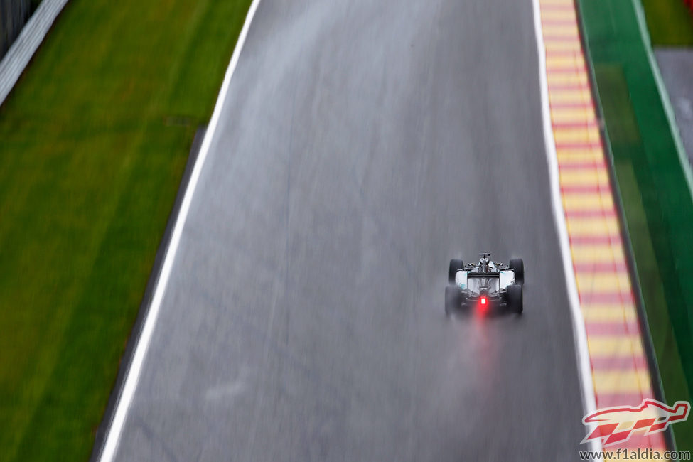 Lewis Hamilton, a toda velocidad en una de las rectas