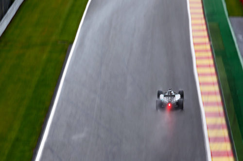 Lewis Hamilton, a toda velocidad en una de las rectas
