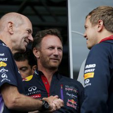 Christian Horner y Adrian Newey charlan con Sebastian Vettel