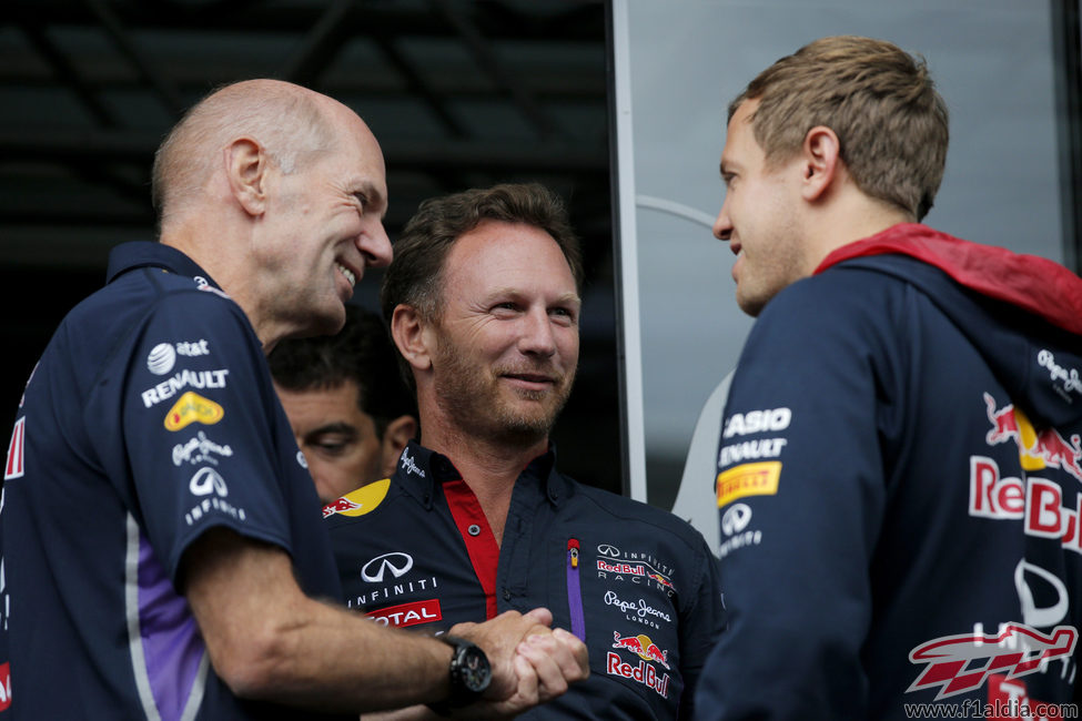 Christian Horner y Adrian Newey charlan con Sebastian Vettel