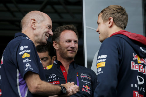 Christian Horner y Adrian Newey charlan con Sebastian Vettel