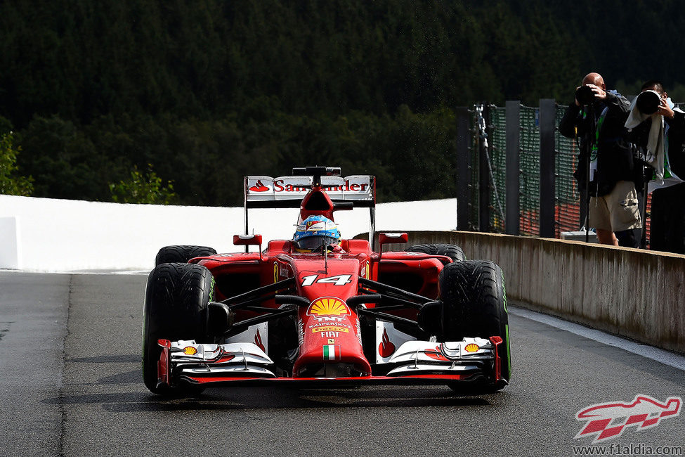 Fernando Alonso regresa al 'pit-lane'