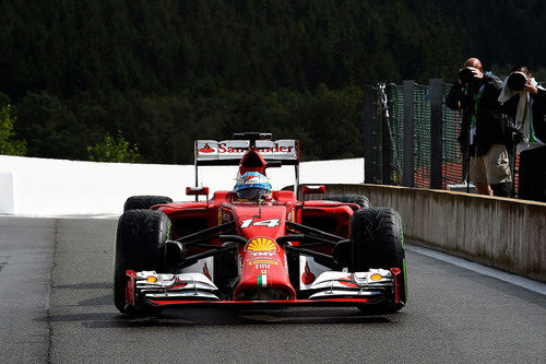 Fernando Alonso regresa al 'pit-lane'