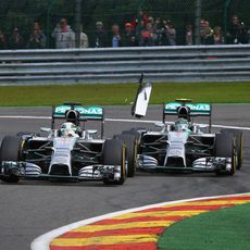 Toque de Nico Rosberg a Lewis Hamilton